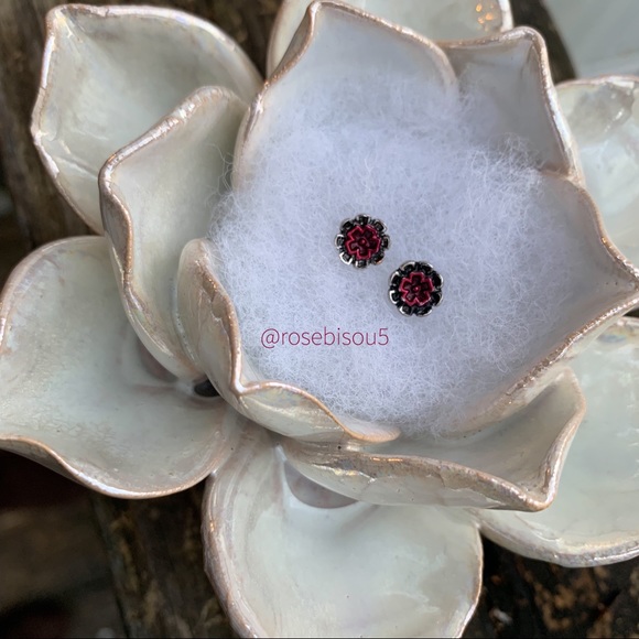 🌸🆕Antiqued Silver + Fuchsia Glazed Flower Stud - Picture 3 of 3